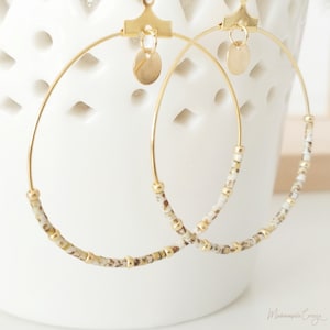 Minimalistische beige und goldene Ohrringe, marmorierte Miyuki-Perlen-Creolen, feine minimalistische Ohrringe, vergoldete Creolen, raffinierter Schmuck