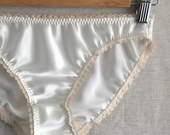 Bridal Silk Panties Gift Box / White Wedding Lingerie / Ivory Satin Pantie / Womens Knickers / Bridesmaid Panty / Pure Silk Bikini Brief