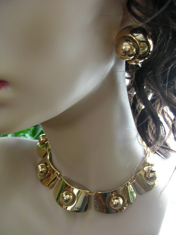 Vintage Chunky Bold Goldtone Necklace Choker & Cl… - image 3