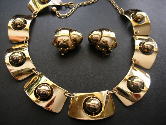 Vintage Chunky Bold Goldtone Necklace Choker & Cl… - image 1