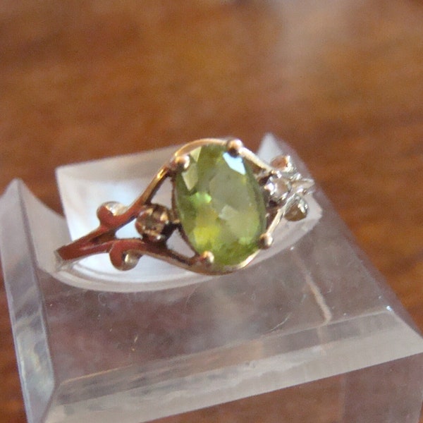 Vintage 10k yellow gold  PERIDOT & Diamond  Ring size 5.75