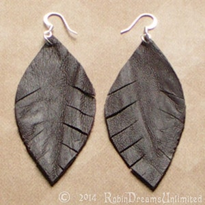Boucles d’oreilles plumes de cuir marron