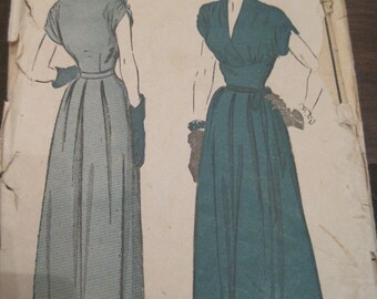 1940s Rare Advance Dress 5088 Vintage  V-Neck Dress w/Gathered sleeves Dress size 12 Bust 30