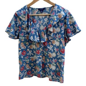 vintage Chemisier fleuri bleu, rouge et blanc boutonné à manches courtes et à volants