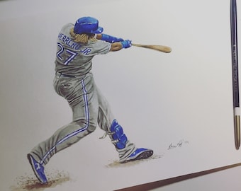 Puede incluir: Una pintura de acuarela de un jugador de béisbol con un uniforme azul y blanco balanceando un bate. El jugador lleva una gorra azul con el nombre "Gerrero Jr." y el número "27" en la espalda. La pintura está sobre un fondo blanco con una firma en la esquina inferior derecha.
