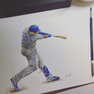 Könnte beinhalten: Ein Aquarellbild eines Baseballspielers in einer blau-weißen Uniform, der einen Schläger schwingt. Der Spieler trägt einen blauen Hut mit dem Namen "Gerrero Jr." und der Nummer "27" auf der Rückseite. Das Bild ist auf weißem Hintergrund mit einer Signatur in der rechten unteren Ecke.