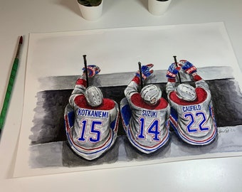 Puede incluir: Pintura acuarela de tres jugadores de hockey sentados en un banco. Los jugadores llevan camisetas con los números 15, 14 y 22. Los nombres de los jugadores son Kotkaniemi, Suzuki y Caufield.