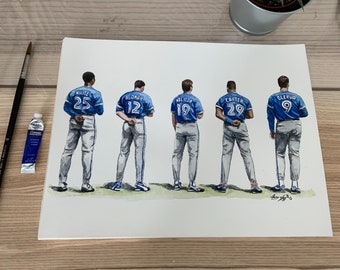 Puede incluir: Pintura acuarela de cinco jugadores de béisbol que visten camisetas azules con números blancos. Los jugadores están de pie en fila, mirando hacia adelante, con las manos en las caderas. Los nombres de los jugadores están escritos en la parte posterior de sus camisetas: White, Alomar, Valdez, Carter y Olerud.