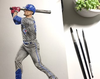 Puede incluir: Pintura acuarela de un jugador de béisbol con un uniforme gris con detalles azules, balanceando un bate. El jugador lleva un casco azul y guantes de bateo rojos. El fondo es de color marrón claro.