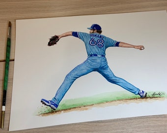 Puede incluir: Pintura a la acuarela de un lanzador de béisbol con uniforme azul con el número 68. El lanzador está en pleno lanzamiento, con un guante de béisbol y una gorra azul. La pintura está sobre papel blanco con un campo verde y marrón.