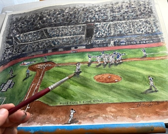 Puede incluir: Pintura a la acuarela de un partido de béisbol en curso. El campo es verde con zonas de tierra marrón. Jugadores con uniformes blancos y azules están en el campo. El texto "ALCS GAME 7 FINAL PITCH" es visible. El estadio está lleno de espectadores.