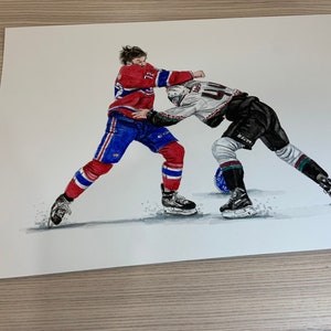 Könnte beinhalten: Aquarellmalerei von zwei Eishockeyspielern in Aktion. Ein Spieler in einem rot-weiß-blauen Trikot versucht, den anderen Spieler zu checken, der ein weiß-schwarzes Trikot trägt. Die Spieler befinden sich auf einem weißen Hintergrund mit einigen Spritzern grauer Farbe, um Eis darzustellen.