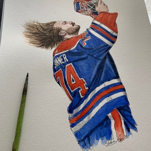 Könnte beinhalten: Aquarellmalerei eines Eishockey-Torwarts in einem blau-orange-weißem Trikot mit dem Namen "Skinner" und der Nummer "74". Der Torwart hält seinen Helm hoch. Das Kunstwerk ist auf Aquarellpapier.
