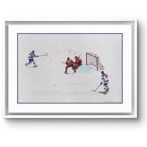 Könnte beinhalten: Aquarellmalerei eines Eishockeyspiels. Spieler in roten und blauen Uniformen sind auf dem Eis zu sehen, mit einem Netz im Hintergrund. Das Kunstwerk ist in einem weißen Rahmen gerahmt.