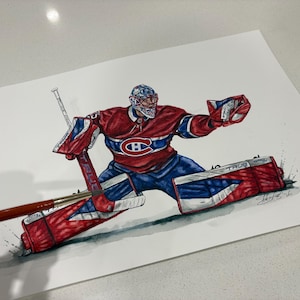 Könnte beinhalten: Eine detaillierte Aquarellillustration eines Eishockeytorwarts in einer rot-weiß-blauen Uniform mit dem Logo der Montreal Canadiens auf der Brust. Der Torwart trägt eine gemusterte Maske, rote Beinschoner und einen Handschuh in einer dynamischen Pose.