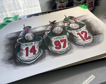 Peut inclure: Peinture à l'aquarelle de quatre joueurs de hockey portant des chandails verts et blancs avec des numéros rouges. Les joueurs sont en ligne, face au spectateur, le dos à la caméra. Les numéros sur les chandails sont 14, 97, 12 et 19. La peinture est sur un fond blanc.