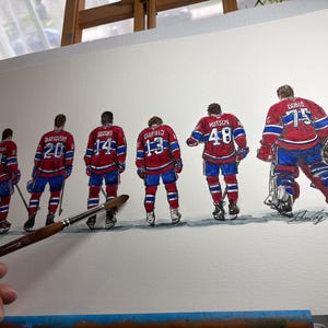 Puede incluir: Pintura a la acuarela de un equipo de hockey sobre hielo con uniformes rojos, blancos y azules. Los jugadores se ven por la espalda, con sus n&uacute;meros y apellidos visibles. Tambi&eacute;n se representa a un portero. La obra est&aacute; sobre papel blanco.