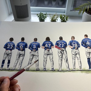 Peut inclure: Peinture à l'aquarelle de sept joueurs de baseball en maillots bleus et pantalons blancs, vus de dos. Chaque maillot affiche un numéro et un nom de famille différents. L'œuvre est signée en bas à droite.