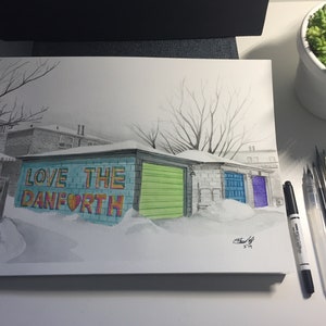 Puede incluir: Una pintura de acuarela de un garaje con un mural en el lateral que dice "Love the Danforth". El mural está en colores brillantes, incluyendo rosa, amarillo y azul. Las puertas del garaje están cerradas y pintadas de verde, azul y morado. La pintura está sobre un fondo nevado.