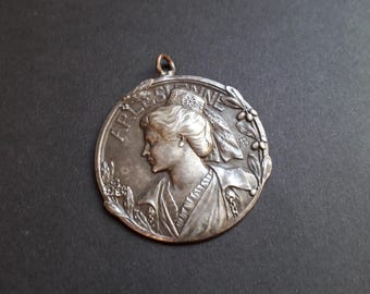 Antieke Franse verzilverde medaille: vintage medaillon met portrethanger Arlesienne Provence uit Zuid-Frankrijk
