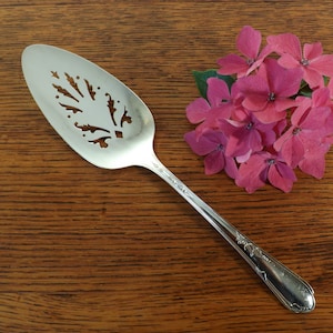 Serwer do deserów i ciast, „Meadowbrook or Heather”, platerowany srebrem, Wm. A. Rogers, Oneida LTD, Serwer do ciast i ciast, Tort weselny, Prezent zaręczynowy