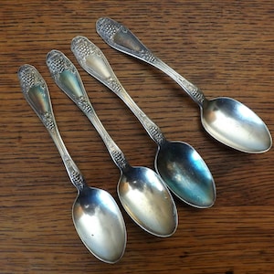 4 Teelöffel, &#39;Isabella&#39; aka &#39;Grape&#39;, Versilberter Teller R.C. CO., Handwerk oder Schmuck