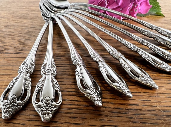 Oneida 'Raphael' Iced Tea Spoons: Floral Stainless Steel Bar Spoons, Set of 9
