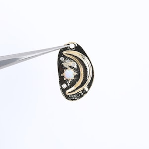 3771011 / Opal Crescent / 16k vergulde messing hanger met CZ, opaal hanger 11 mm x 17,9 mm / 1,7 g / 2 stuks