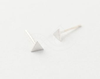 5581052 / Simple Triangle / Sand Finished Rhodium Plated Brass 5mm x 4.5mm / 0.3g / 2pcs