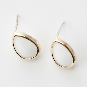 5529041 / White Alabaster / 16k Gold Plated Brass / 925 Sterling Silver Post 10.5mm x 15mm / 1.3g / 2pcs
