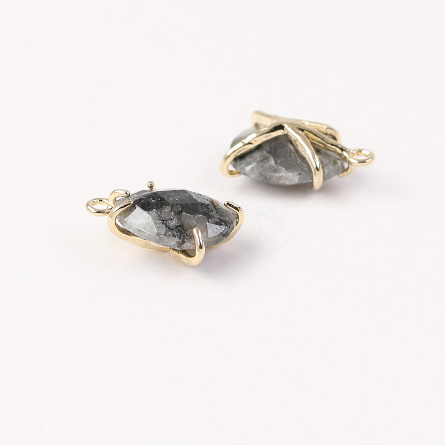 1096081 / Black Labradorite / 16k Gold Plated Brass Framed Natural