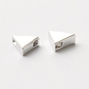 3252015 / Umgedrehtes Dreieck (Klein) / Matt Rhodiniertes Messing Zwischenstück 6.2 mm x 5,6 mm / 0,3g / 2Stk