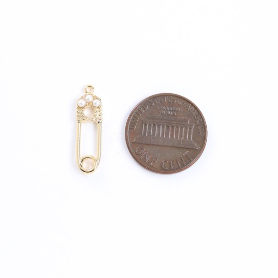 3779012 / Safety Pin / Rhodium Plated Brass Pendant With Pearl