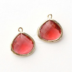 1066261 / Rubin / 16k guldpläterad mässingsramad glashänge 16 mm x 18,5 mm / 1,7 g / 2 st