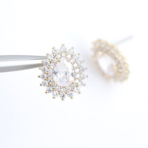 5634011 / Double Lined Teardrop / 16k Gold Plated Brass with CZ Stud Earring 13.3mm x 15.1mm / 1.8g / 2pcs