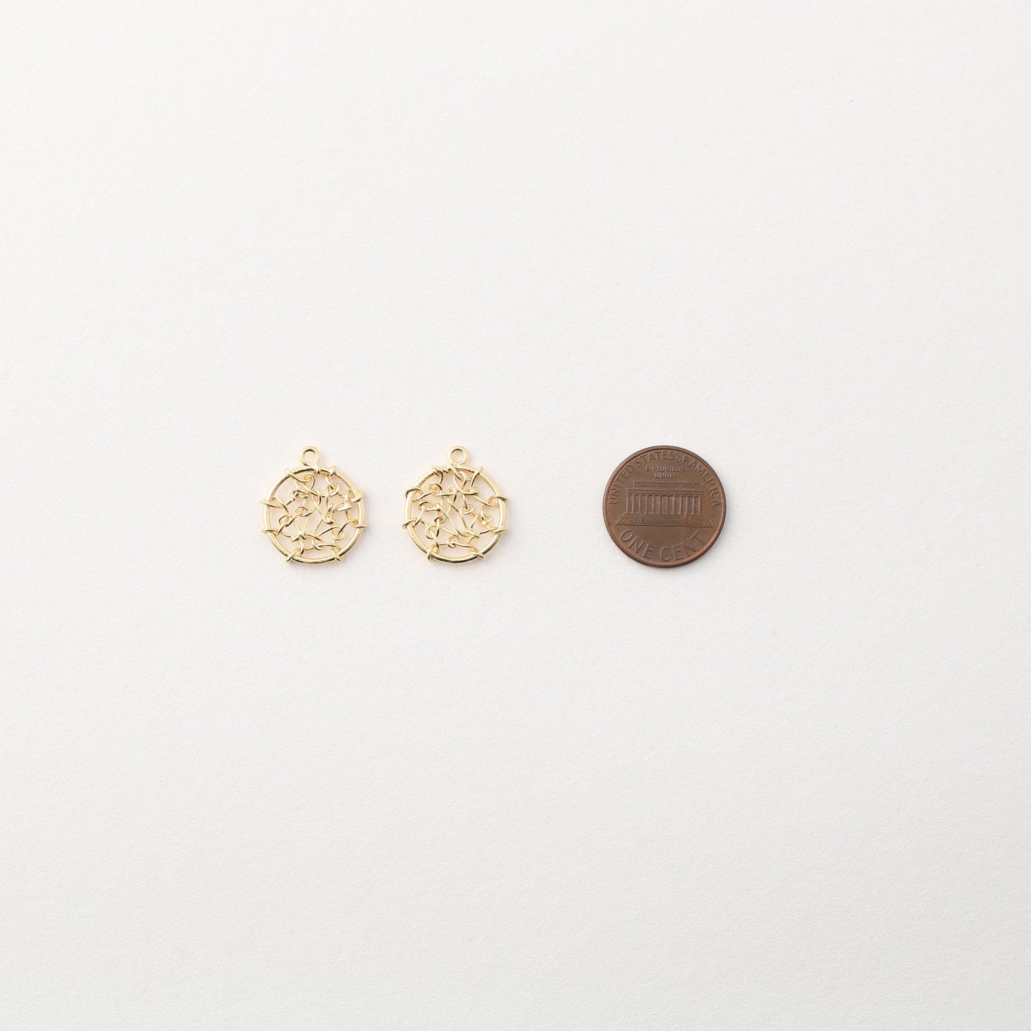 3449014 / Wired Circle / 16k Matt Gold Plated Brass Pendant