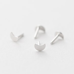 3318052 / Small Crescent Pin / Rhodium Plated Brass 2.4mm x 3.5mm / 0.1g / 4pcs