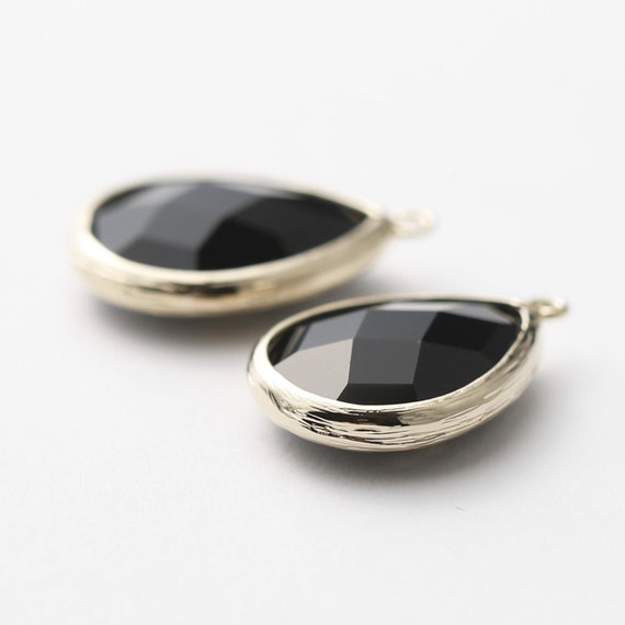 1067191 / Jet / 16k Gold Plated Brass Framed Glass Pendant