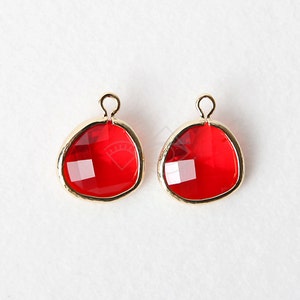 1040091 / Light Siam / 16k guldpläterad mässingsramad glashänge 13,2 mm x 16,7 mm / 1,4 g / 2 st