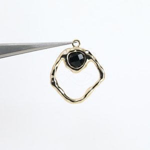 1129011 / Jet / 16k Gold Plated Brass Framed Glass Pendant  18.1mm x 21.2mm / 1.6g / 2pcs