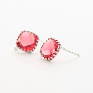 5523012 / Rubin / Rodiumpläterad mässing / Stolpe i 925 sterlingsilver 10 mm x 10 mm / 0,6 g / 2 st