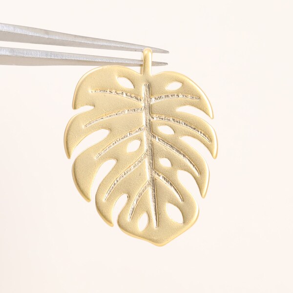 3480044 / Large Monstera Leaf / 16k Matt Gold Plated Brass Pendant 15.2mm x 19.7mm / 1.7g / 2pcs