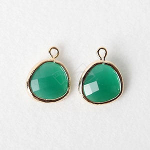 1040051 / Palace Green / 16k Gold Plated Brass Framed Glass Pendant 13.2mm x 16.7mm / 1.4g / 2pcs