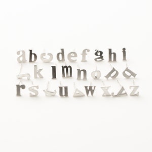 5559045 / d Alphabet / Pendiente de latón bañado en rodio mate / Poste de plata de ley 925 4,2 mm x 6,7 mm / 2 piezas