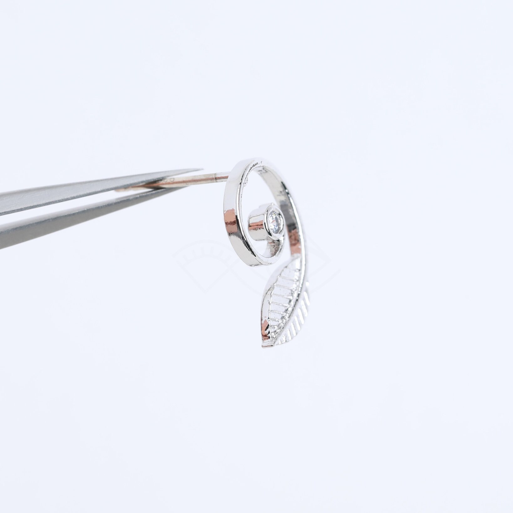 5637011 / Roll Leaf / 16k Gold Plated Brass With CZ Stud