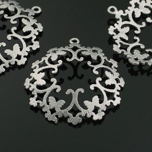 3151015 / Textured Butterflies / Matt Rhodium Plated Brass Pendant 32.2mm Diameter / 2.8g / 2pcs