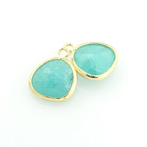 1002331 / Mint (Cracked Inside) / 16k Gold Plated Brass Framed Glass Pendant 13mm x 15.8mm / 1.3g / 2pcs