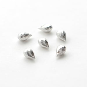3068015 / Facette Tropfen / Matt Rhodium Plated Pewter Anhänger 5.7 mm x 9.4 mm / 1.1g / 6Stk