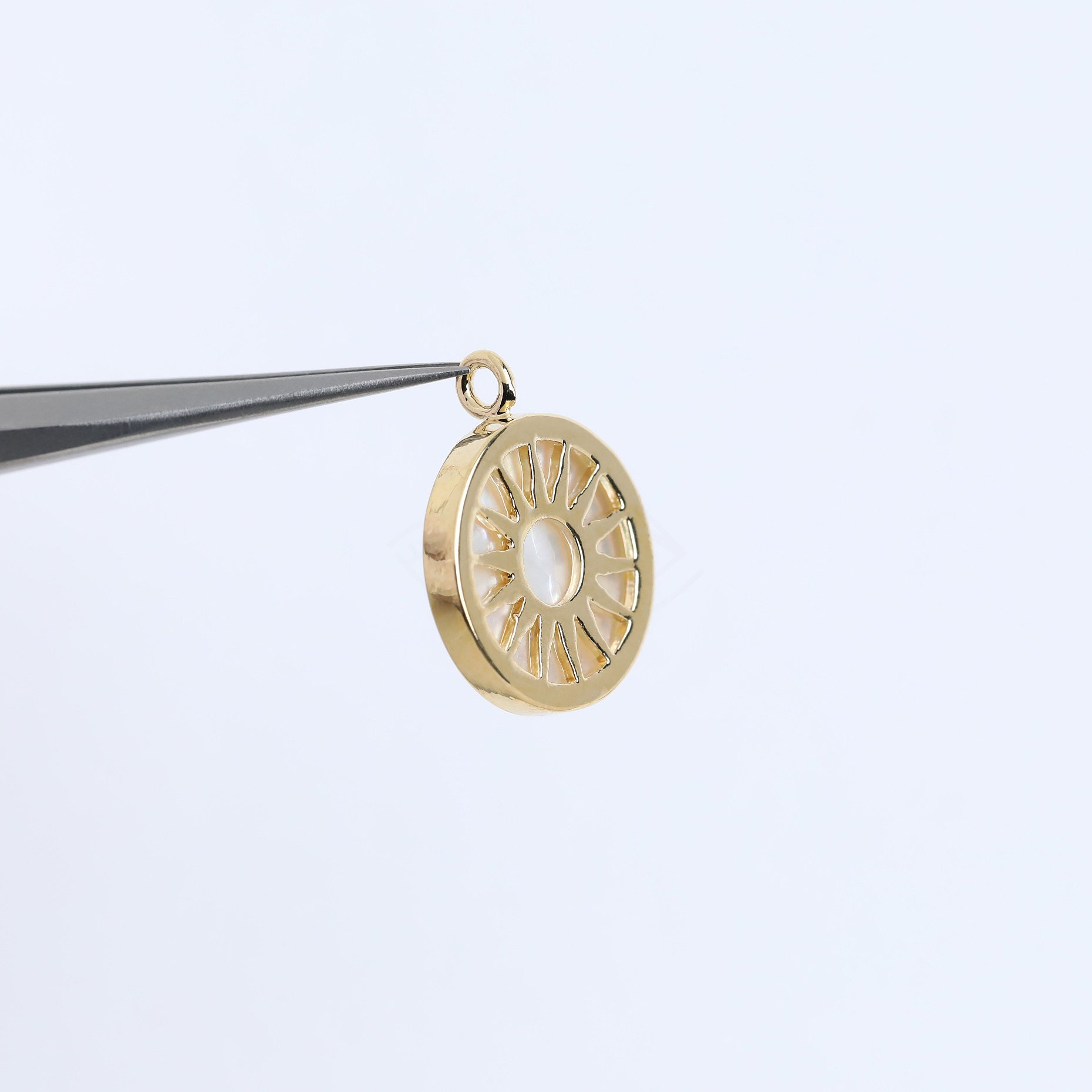 3737011 / Round Sun Pearl / 16k Gold Plated Brass Pendant
