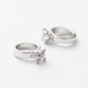 3169052 / Small Cubic Ring / Rhodium Plated Brass with Cubic Zirconiia Connector 8.5mm x 10.9mm / 0.6g / 4pcs